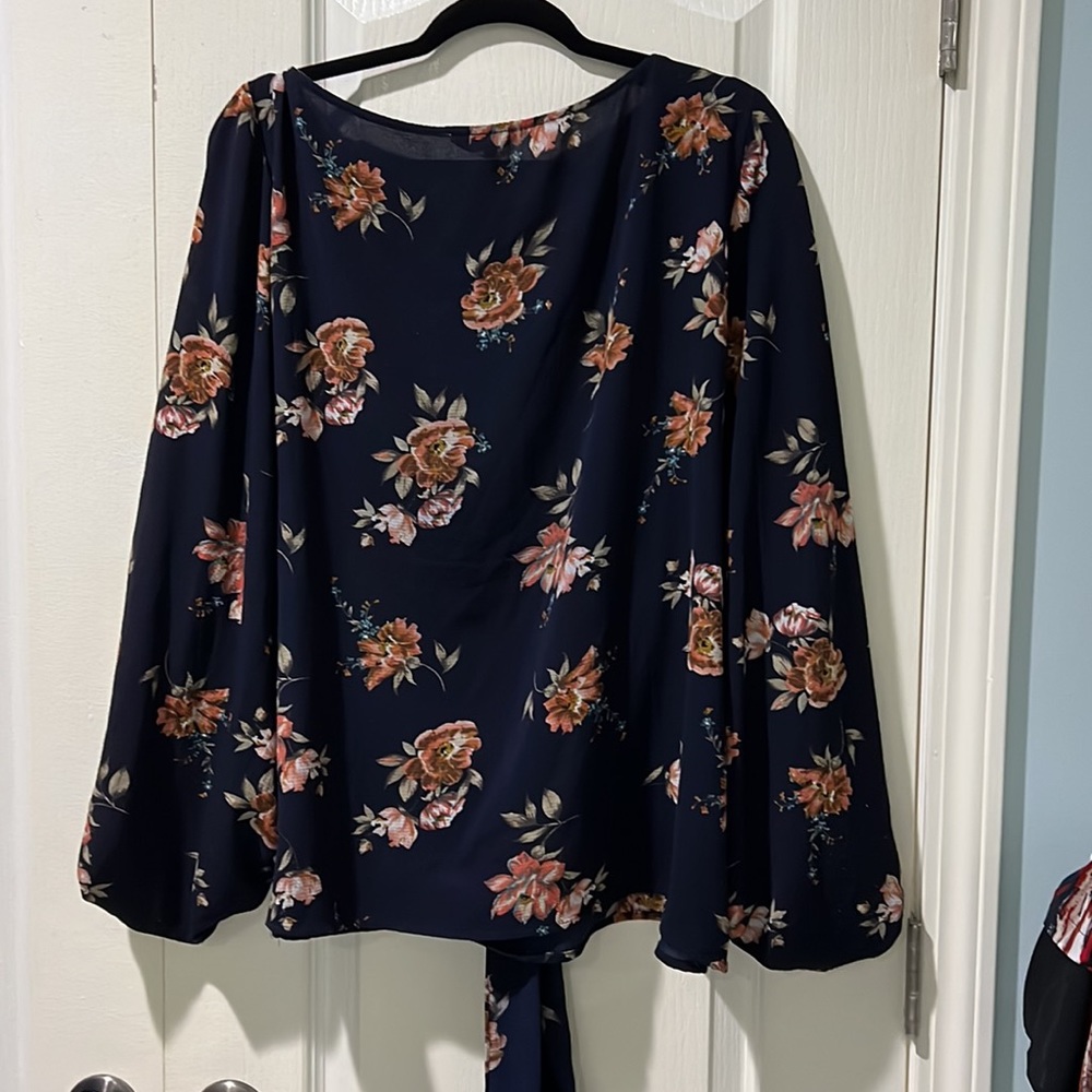Entro Blouse - Picture 2 of 4
